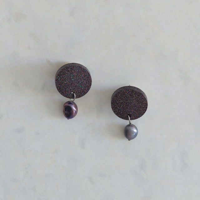 Boucles d’oreilles After Dark en résine noire holographique avec perles d’eau douce grises