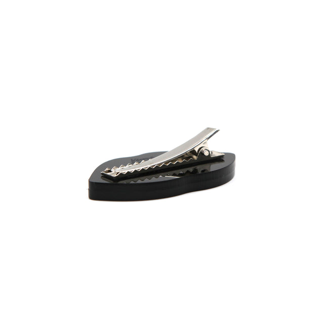 Barrette bouche en acrylique vu de l'arrière avec la barrette crocodile en acier inox sur fond blanc