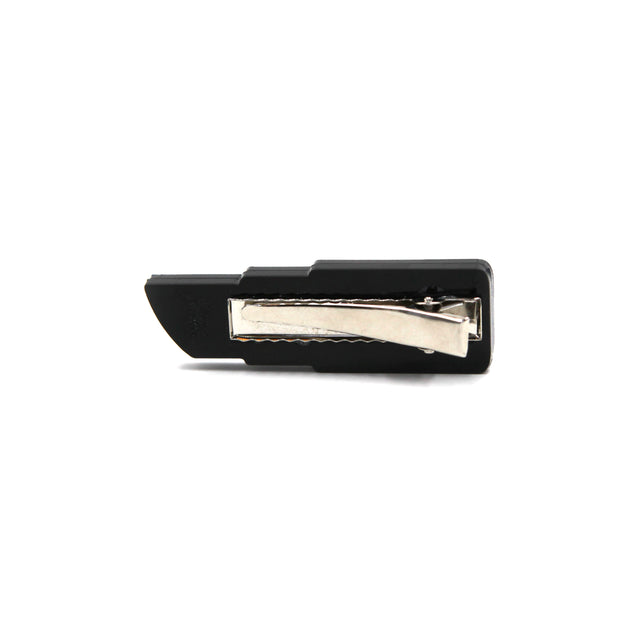 vu de dos barrette rouge à levre avec pince crocodile sur fond blanc