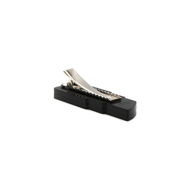 vu de dos à plat barrette rouge à levre avec pince crocodile sur fond blanc