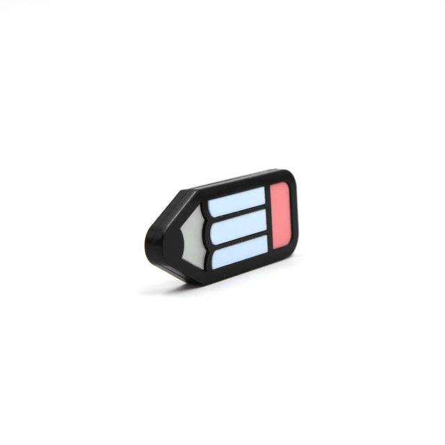 barrette à cheveux crayon en acrylique decoupe laser, contour noir et détail corps bleu pastel et gomme corail vu de trois quart sur fond blanc kissmezombie