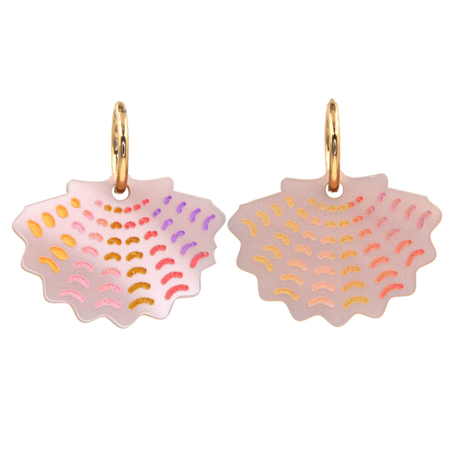 zzom de créoles épaisses en acier inoxydable dorées à l'or fin et breloques coquille saint jacques en acrylique nacré rose et détails gravé sur fond blanc