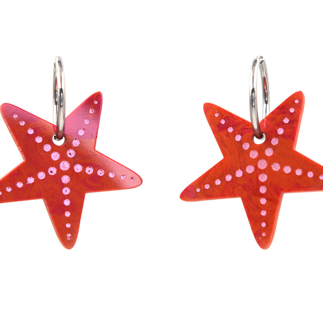 zoom sur boucles d'oreilles créoles étoile de mer en résine orange corail et détails peint