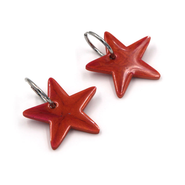 zoom verso de boucles d'oreilles créoles étoile de mer en résine orange corail