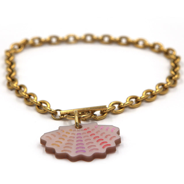 plan de côté de collier grosse chaine forçat en acier inoxydable doré à l'or fin, avec un fermoir en T où se trouve une breloque coquille saint jacques en acrylique rose nacré et détails peints à la main sur fond blanc