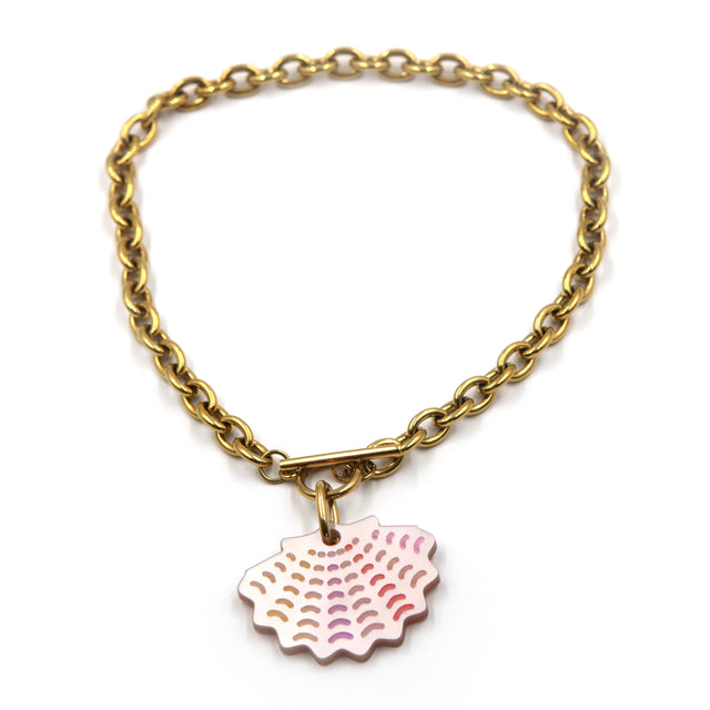 autre vue de collier grosse chaine forçat en acier inoxydable doré à l'or fin, avec un fermoir en T où se trouve une breloque coquille saint jacques en acrylique rose nacré et détails peints à la main sur fond blanc