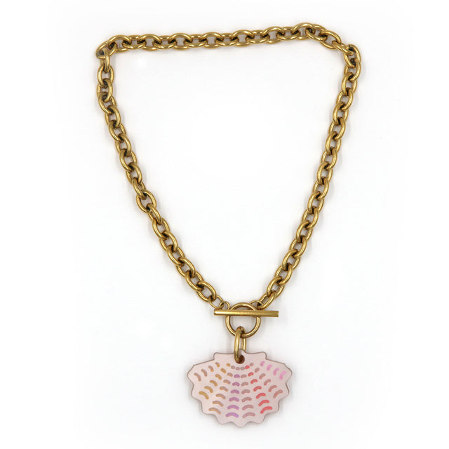 collier grosse chaine forçat en acier inoxydable doré à l'or fin, avec un fermoir en T où se trouve une breloque coquille saint jacques en acrylique rose nacré et détails peints à la main sur fond blanc