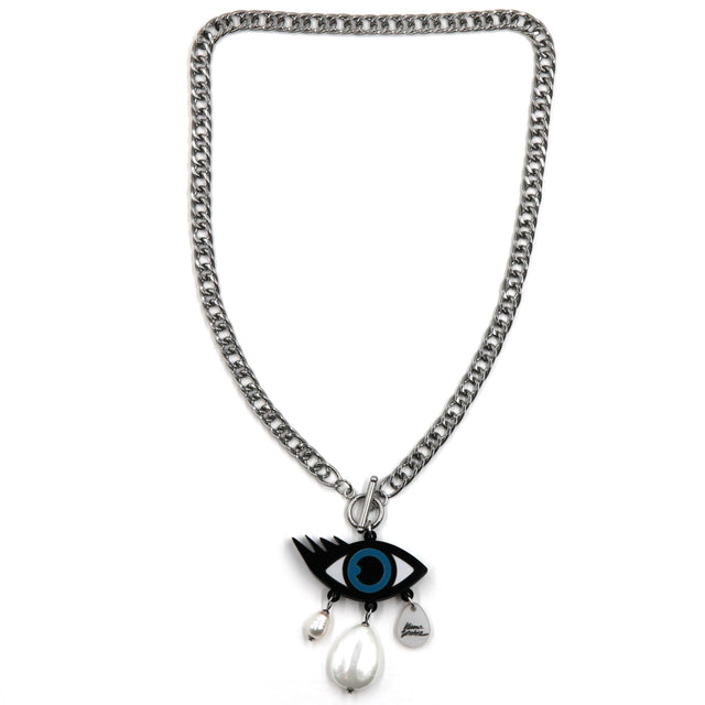 collier mauvais oeil en acrylique découpé au laser avec breloques perle d'eau douce, goutte en nacre montés sur une chaîne gourmette en acier inoxydable épaisse, sur fond blanc
