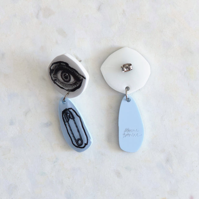 Verso des boucles d’oreilles DRAMARAMA œil et épingle avec clous en acier inoxydable