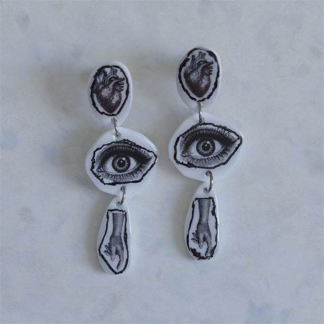 Boucles d’oreilles statement DRAMARAMA en acrylique blanc avec cœur anatomique, œil et main