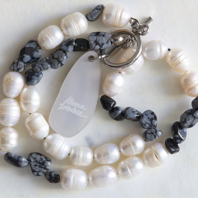 Verso du collier DRAMARAMA avec pendentif épingle, fermoir en T, perles et obsidienne