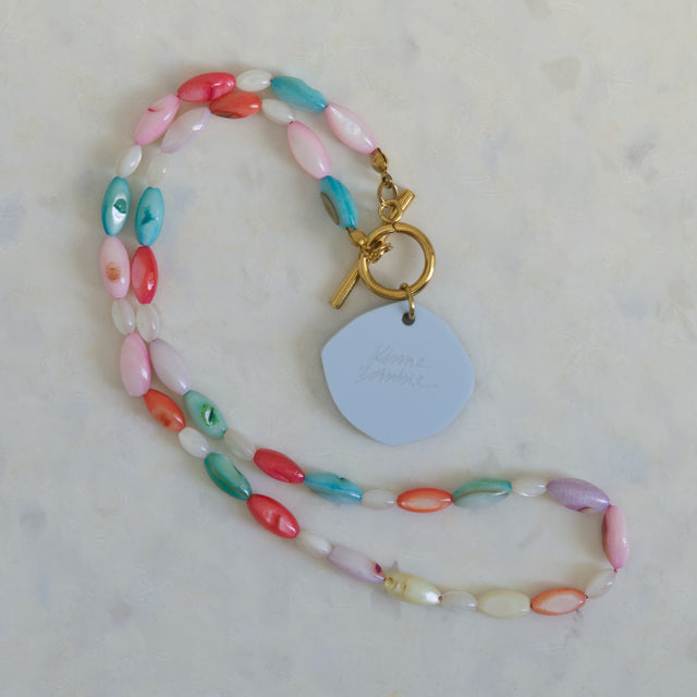 Verso du pendentif œil et détail du fermoir doré du collier DRAMARAMA