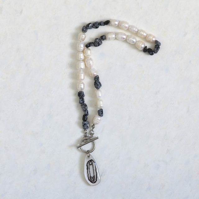 Vue entière du collier ras-de-cou DRAMARAMA en perles d’eau douce, obsidienne et pendentif épingle