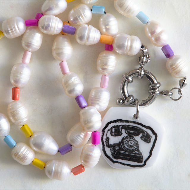 Détail des perles d’eau douce, du fermoir bouée et du pendentif téléphone DRAMARAMA