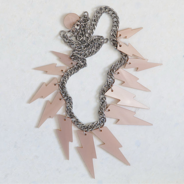 Collier Electric Feel déployé avec éclairs de différentes tailles en acrylique rose nacré