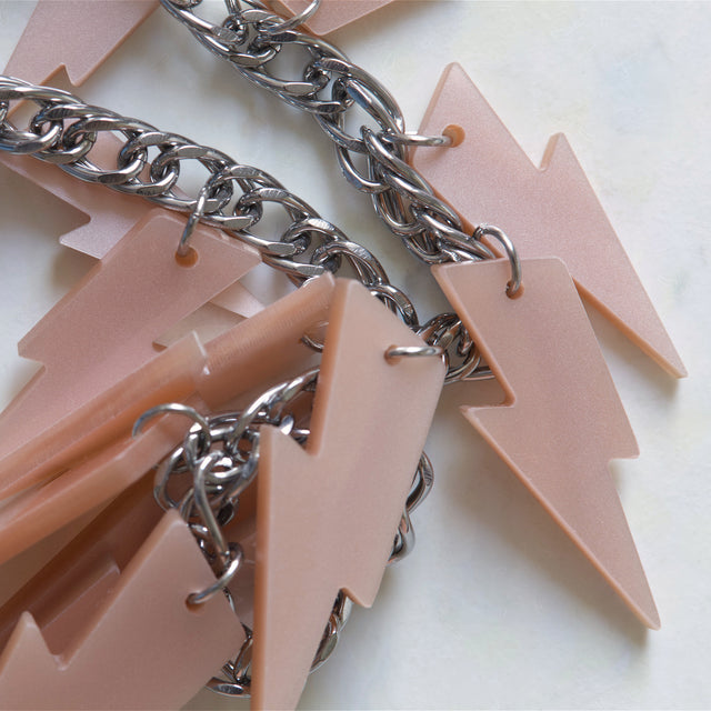 Détail du fermoir, de la chaîne gourmette et de la médaille Kiss Me Zombie du collier Electric Feel