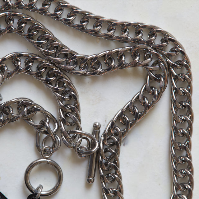 Détail de la chaîne gourmette argentée et du fermoir bouée du collier Eye Contact