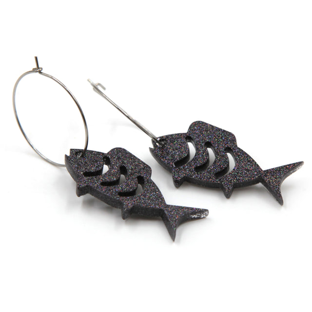 Stuck on You – Boucles d’oreilles créoles poisson pailleté