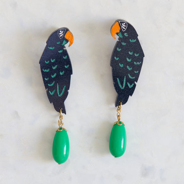 Boucles d’oreilles Temptation en forme de perroquet bleu nuit, peintes à la main avec grandes perles vintage vertes