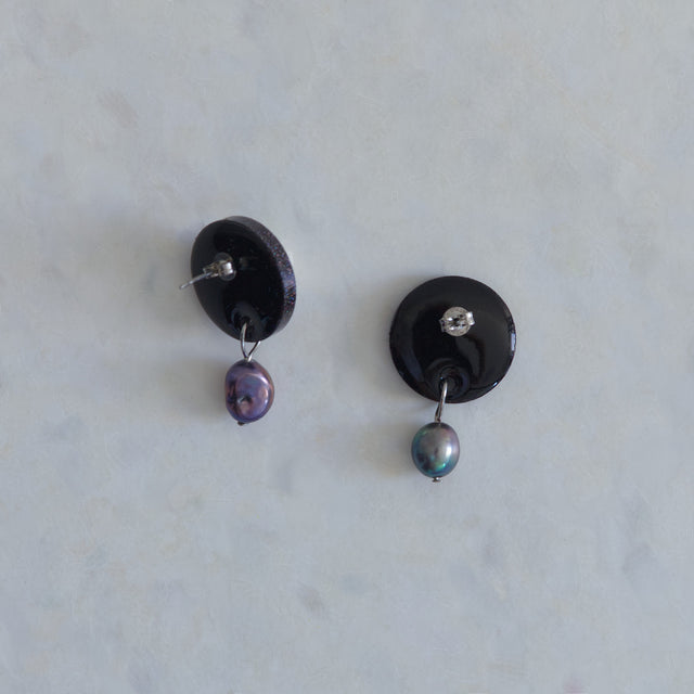 Verso des boucles d’oreilles After Dark avec clous en acier inoxydable et perles grises