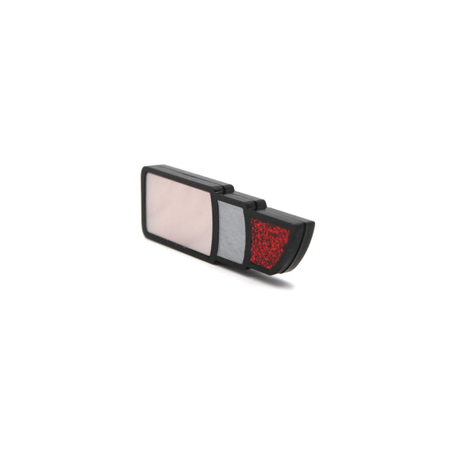 vu de face de trois quart barrette crocodile de cheveux forme tube de rouge à levre, contour noir et intérieur corps rose perlée, gris, et rouge paillettes vu de face sur fond blanc