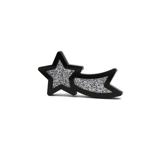 Barrette cheveux crocodile en acrylique decoupe laser, contour noir et interieur argent paillettes vu de face de trois quart sur fonc blanc