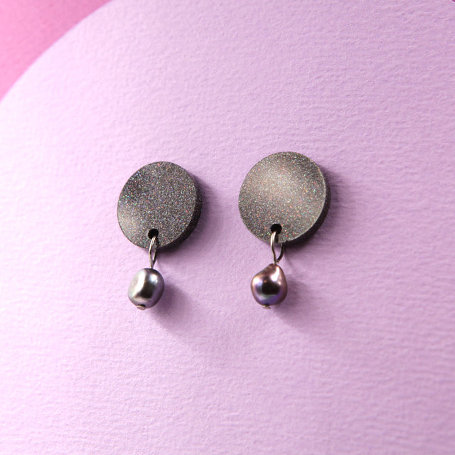 Earrings with black resin, holographic glitter, and freshwater grey pearl, handmade and hypoallergenic, KissMeZombie.