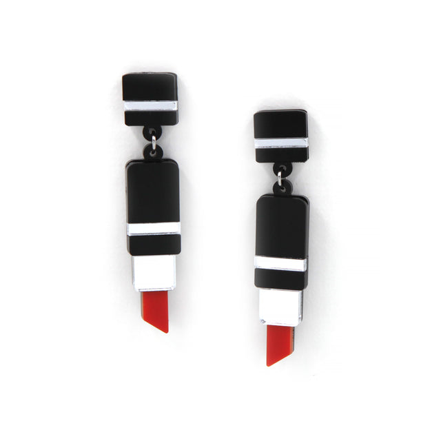 boucles d'oreilles en forme de tube de rouge à lèvre en acrylique noir, rouge et miroir argenté découpé au laser sur fond blanc