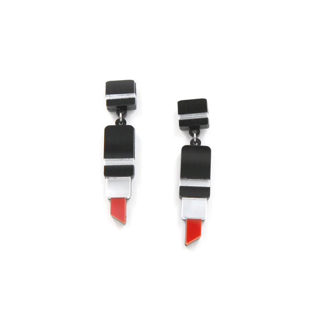 boucles d'oreilles en forme de tube de rouge à lèvre en acrylique noir, rouge et miroir argenté découpé au laser sur fond blanc