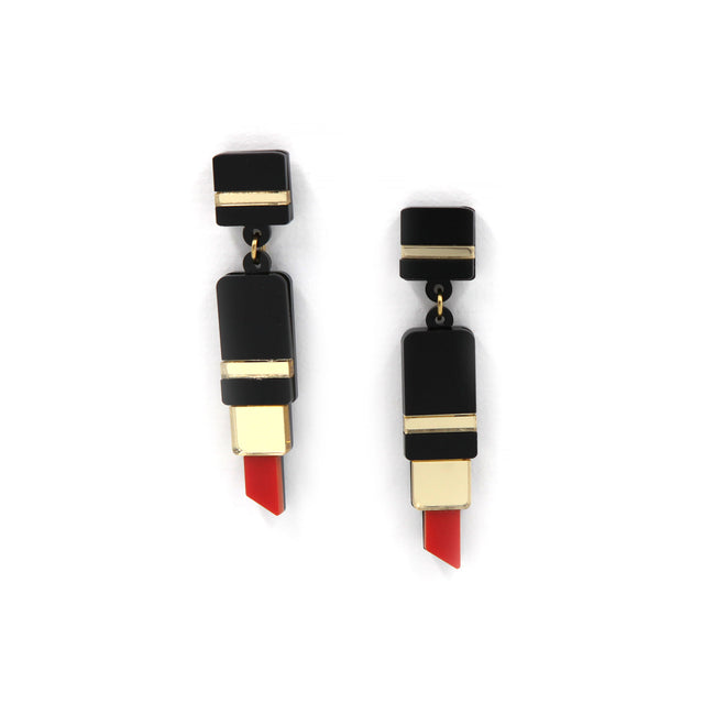 boucles d'oreilles en forme de tube de rouge à lèvre en acrylique noir, rouge et miroir doré découpé au laser sur fond blanc