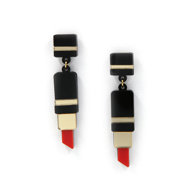 autre vu de boucles d'oreilles en forme de tube de rouge à lèvre en acrylique noir, rouge et miroir doré découpé au laser sur fond blanc