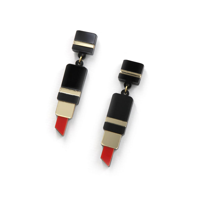 autre vue de boucles d'oreilles en forme de tube de rouge à lèvre en acrylique noir, rouge et miroir doré découpé au laser sur fond blanc