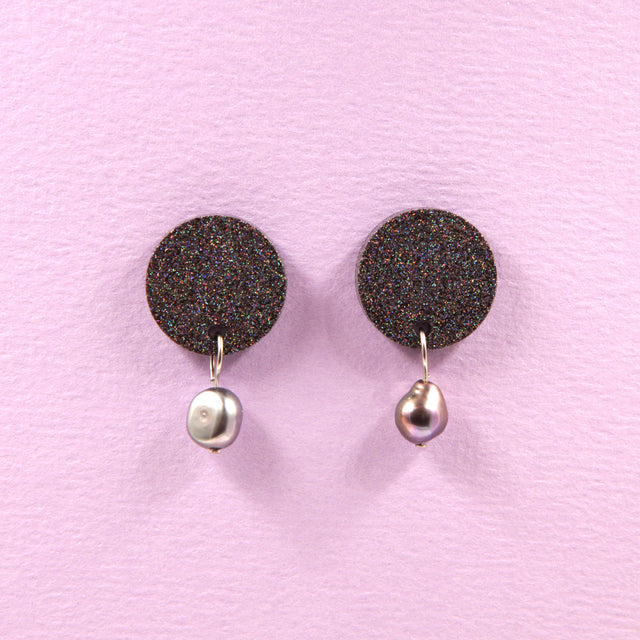 
Boucles d'oreilles noires en résine avec paillettes holographiques et perle grise baroque, légères et confortables, création artisanale KissMeZombie.