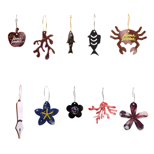 Charms interchangeables pour créoles personnalisables Kiss Me Zombie – bijoux modulables en résine, métal ou plastique vintage, formes originales, style rebelle et poétique.