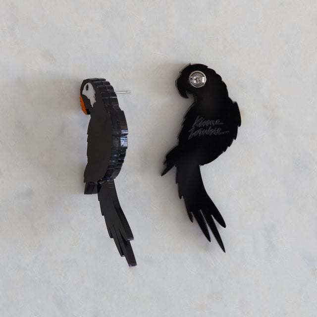 Verso des boucles d’oreilles Disco Parrot avec clous et signature Kiss Me Zombie