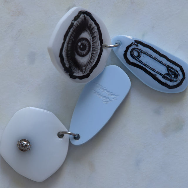 Détail du dos, des anneaux et de l’articulation des boucles d’oreilles DRAMARAMA œil et épingle