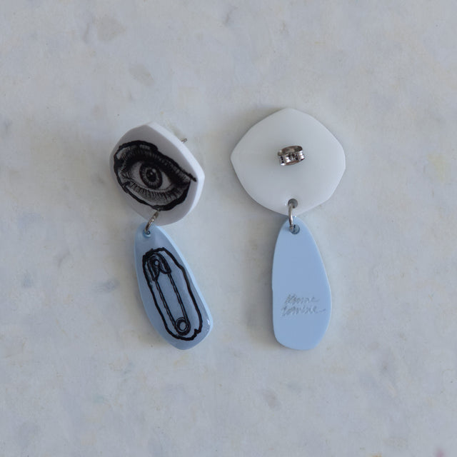 Verso des boucles d’oreilles DRAMARAMA œil et épingle avec clous en acier inoxydable