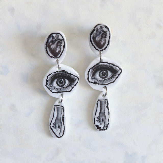Boucles d’oreilles statement DRAMARAMA en acrylique blanc avec cœur anatomique, œil et main