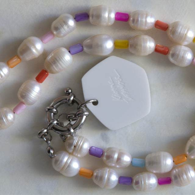 Détail du fermoir bouée, du dos du pendentif et des perles du collier DRAMARAMA