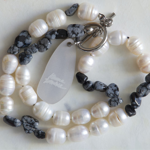 Détail du fermoir en T et du dos du pendentif du collier DRAMARAMA