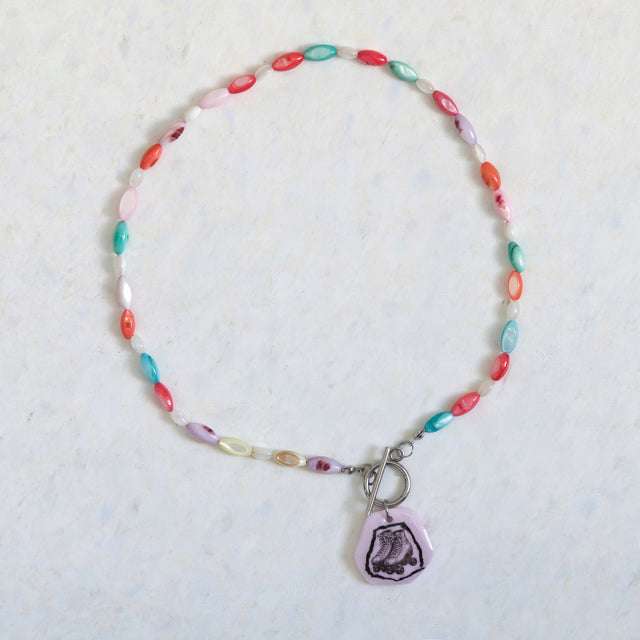 Collier DRAMARAMA en nacre colorée et blanche avec pendentif patins à roulettes rose