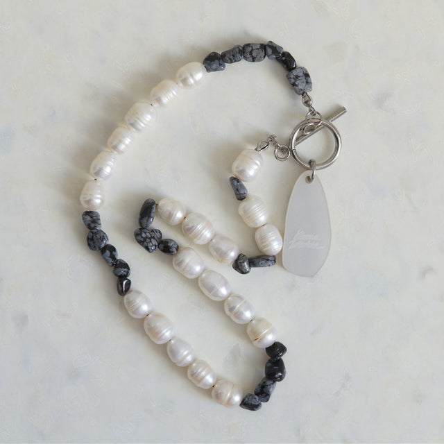 Verso du collier DRAMARAMA avec pendentif épingle, fermoir en T, perles et obsidienne