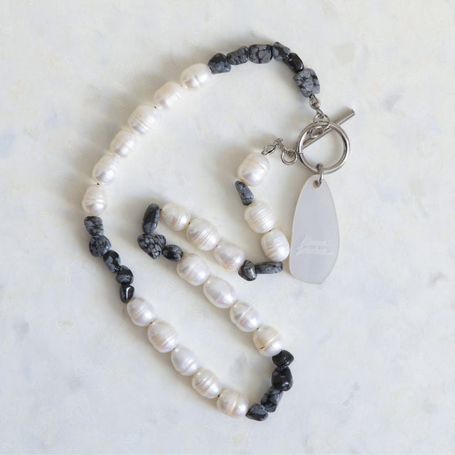Détail du fermoir en T et du dos du pendentif du collier DRAMARAMA