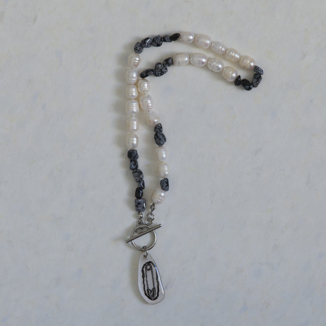 Vue entière du collier ras-de-cou DRAMARAMA en perles d’eau douce, obsidienne et pendentif épingle
