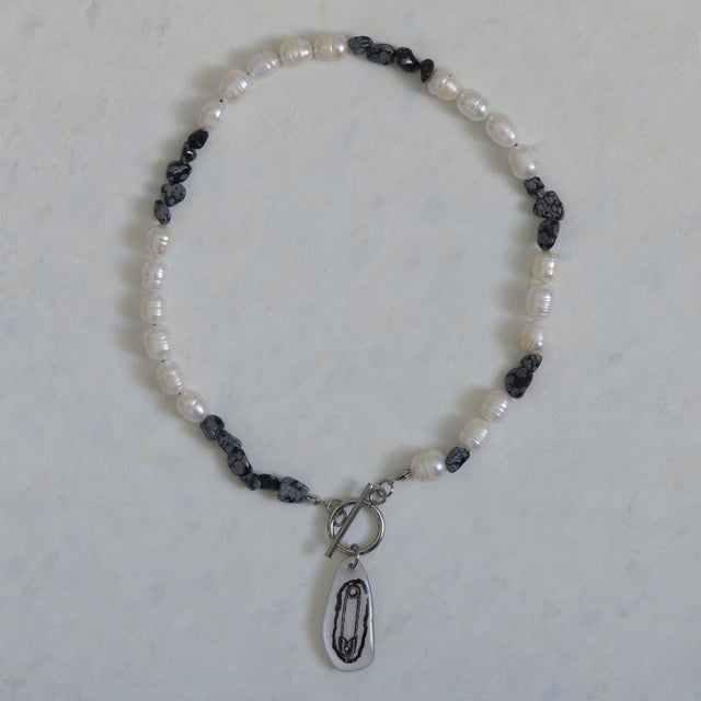 Collier DRAMARAMA en perles d’eau douce et obsidienne avec pendentif épingle à nourrice