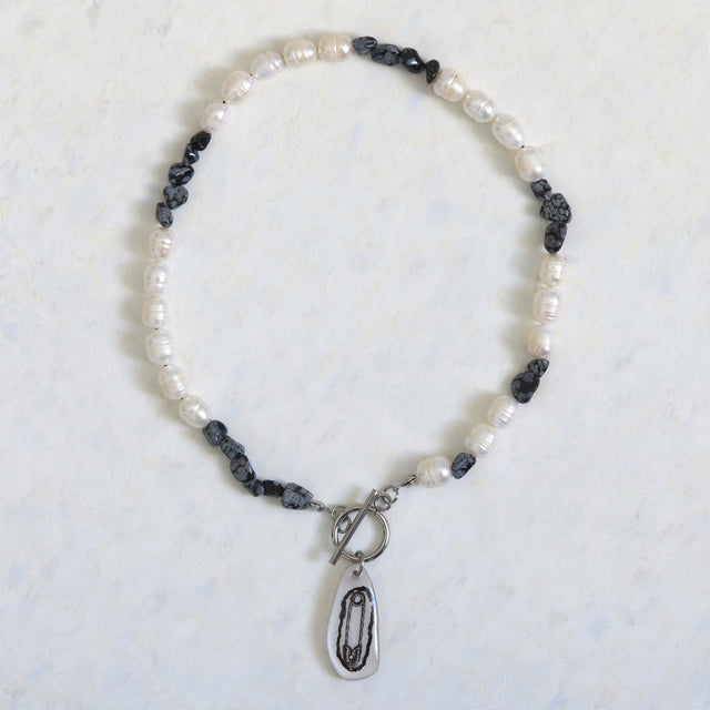 Collier DRAMARAMA en perles d’eau douce et obsidienne avec pendentif épingle à nourrice