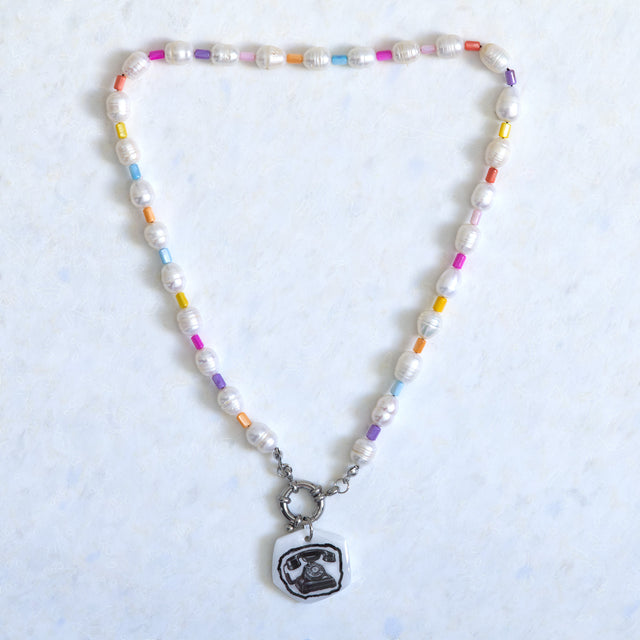 Collier DRAMARAMA en perles d’eau douce et nacre colorée avec pendentif téléphone