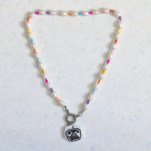 Collier DRAMARAMA en perles d’eau douce et nacre colorée avec pendentif téléphone