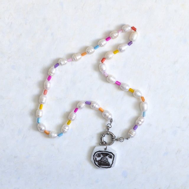 Vue entière du collier DRAMARAMA avec perles d’eau douce, nacre colorée et téléphone amovible
