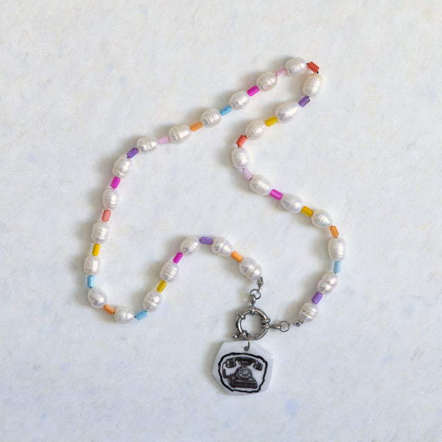 Vue entière du collier DRAMARAMA avec perles d’eau douce, nacre colorée et téléphone amovible